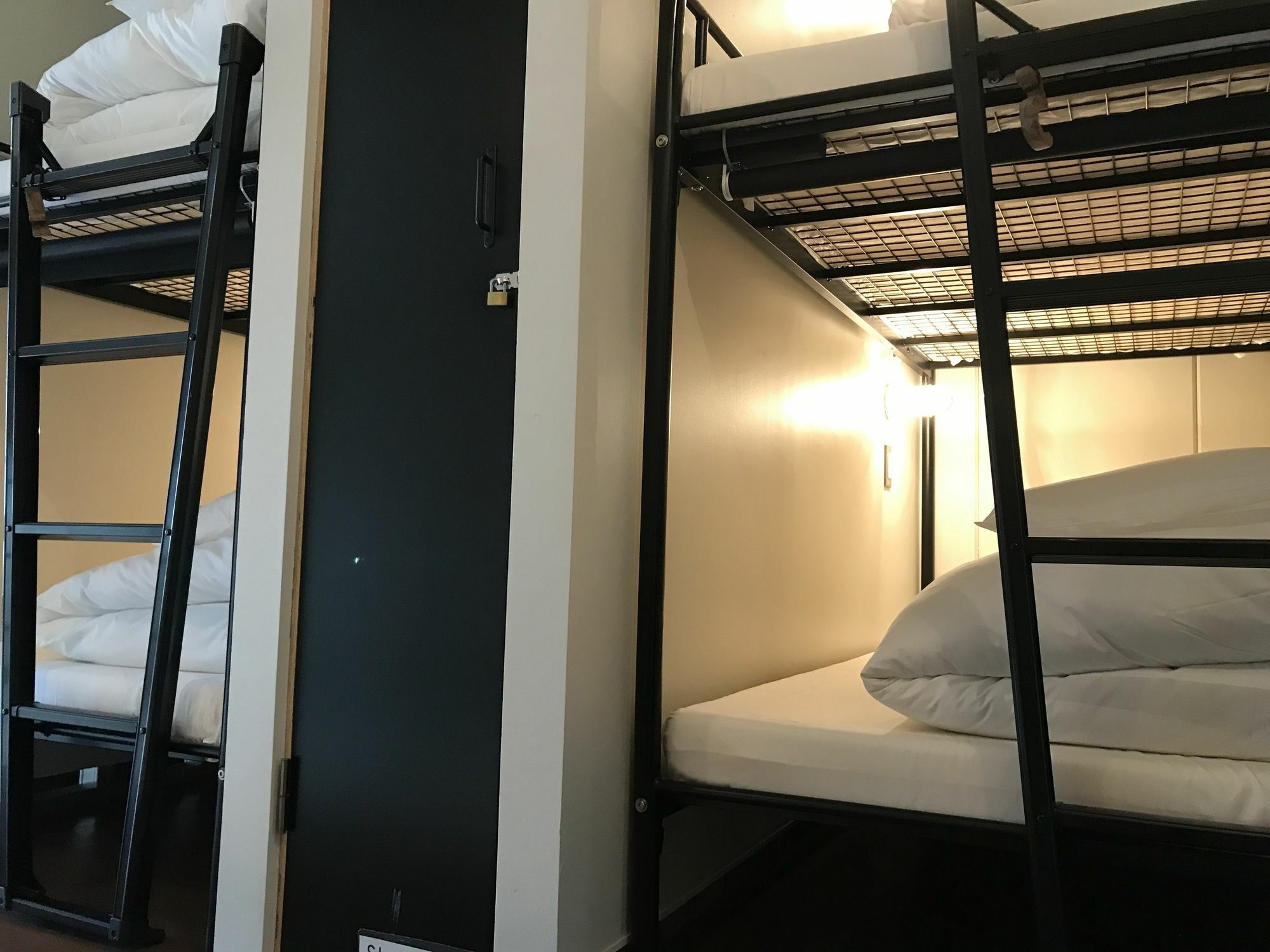 Chillulu Hostel Yokohama  Exteriör bild